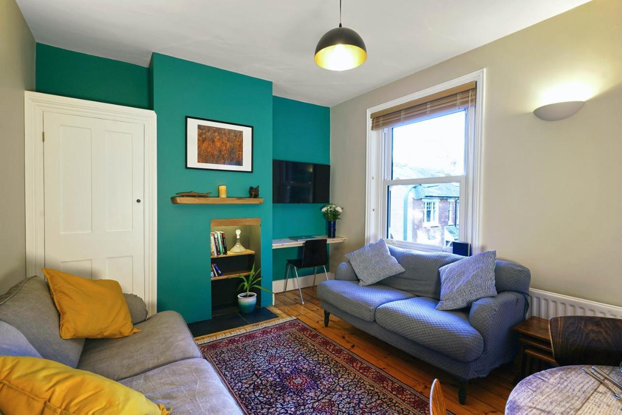 Tastefully Decorated 1-Bed With Free Parking - At Hem Διαμέρισμα Γουίντσεστερ Εξωτερικό φωτογραφία